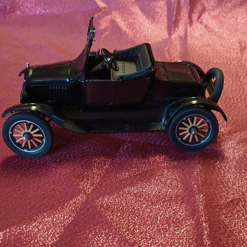 1:24 scale Danbury Mint 1925 Ford Model T   Runabout diecast model.